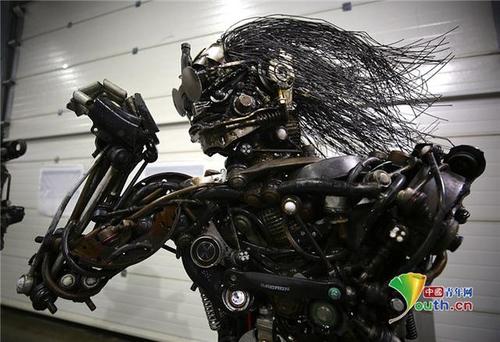 男子利用废弃汽车零件制作金属雕像 超有机械质感